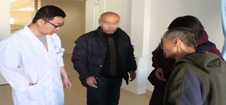 康復(fù)治療70天，偏癱患者步行出院！