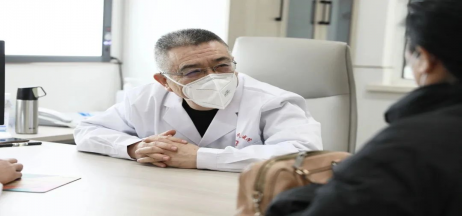 患者如潮，就診場(chǎng)面火爆！市二院著名專家診區(qū)百余位專家陸續(xù)來(lái)院出診