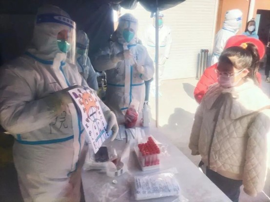戰(zhàn)疫一線|6萬人次，市二院核酸采樣醫(yī)療隊支援綏中的第24天！(圖2)