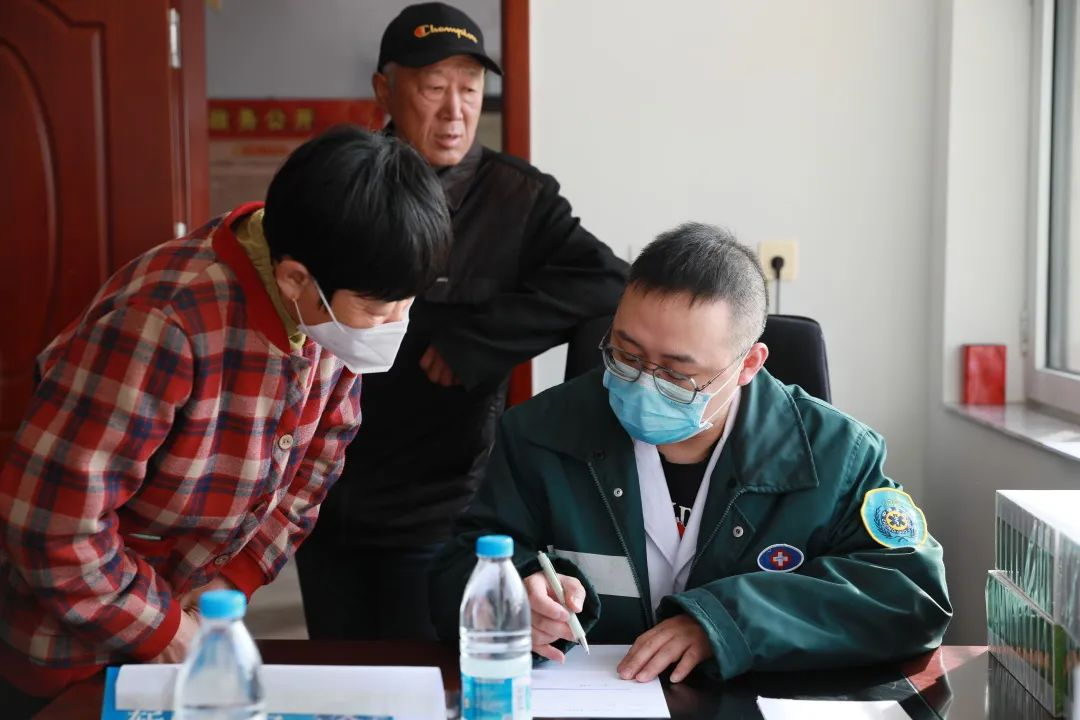 踐行黨的二十大精神，市二院黨員開(kāi)展大型公益出診！(圖5)