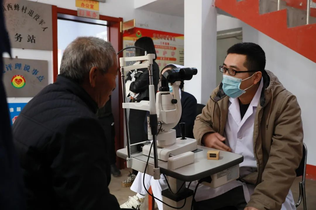 踐行黨的二十大精神，市二院黨員開(kāi)展大型公益出診！(圖6)