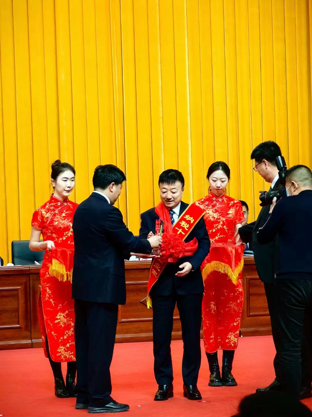 《全市民營(yíng)經(jīng)濟(jì)大會(huì)》暨2023年度民營(yíng)企業(yè)納稅十強(qiáng)表彰大會(huì)在葫蘆島市文化宮隆重召開，董事長(zhǎng)趙立君先生代表集團(tuán)上臺(tái)領(lǐng)獎(jiǎng)(圖3)