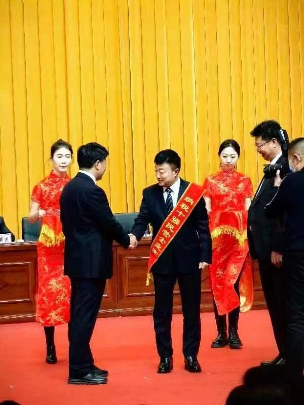 《全市民營(yíng)經(jīng)濟(jì)大會(huì)》暨2023年度民營(yíng)企業(yè)納稅十強(qiáng)表彰大會(huì)在葫蘆島市文化宮隆重召開，董事長(zhǎng)趙立君先生代表集團(tuán)上臺(tái)領(lǐng)獎(jiǎng)(圖2)