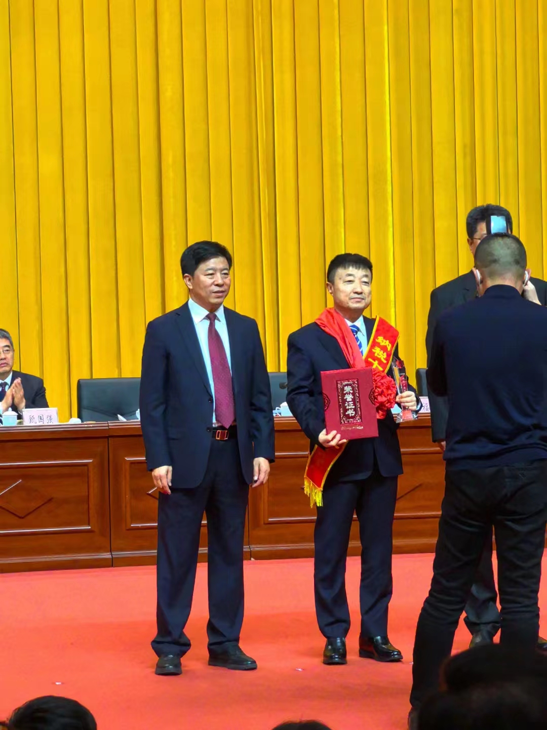 《全市民營(yíng)經(jīng)濟(jì)大會(huì)》暨2023年度民營(yíng)企業(yè)納稅十強(qiáng)表彰大會(huì)在葫蘆島市文化宮隆重召開，董事長(zhǎng)趙立君先生代表集團(tuán)上臺(tái)領(lǐng)獎(jiǎng)(圖4)